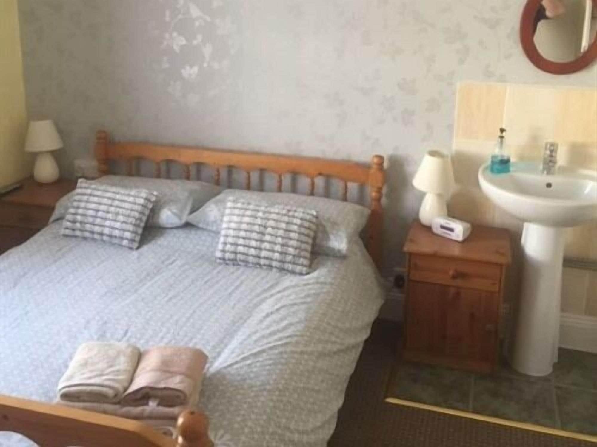Jacaranda Hotel Пейнтън Екстериор снимка