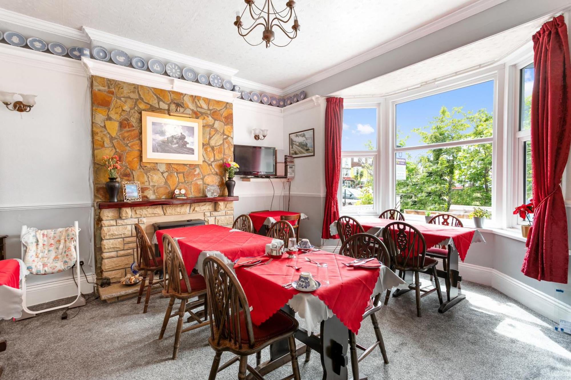 Jacaranda Hotel Пейнтън Екстериор снимка