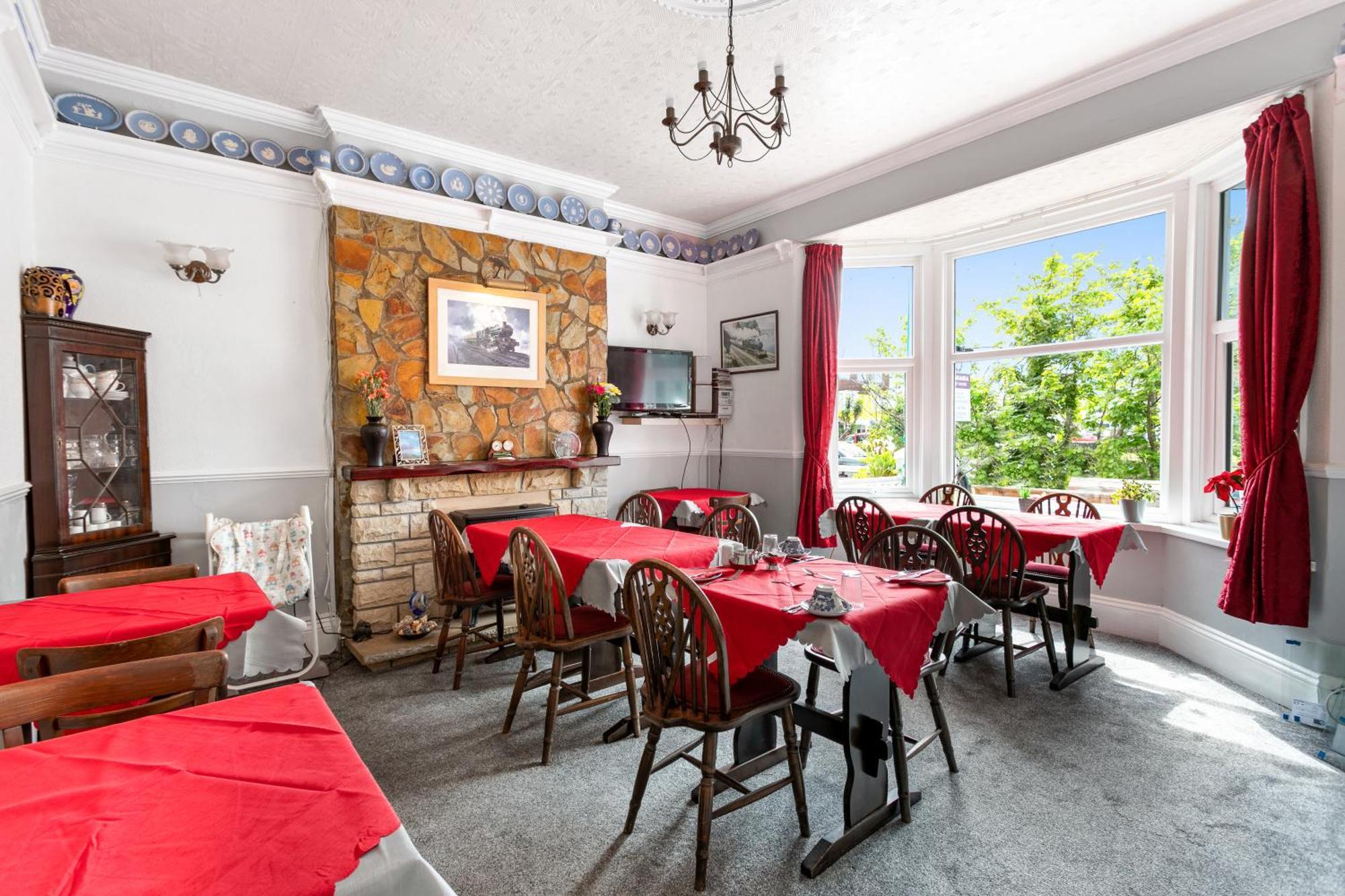 Jacaranda Hotel Пейнтън Екстериор снимка