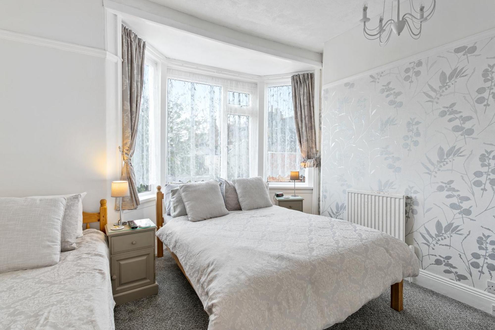 Jacaranda Hotel Пейнтън Екстериор снимка