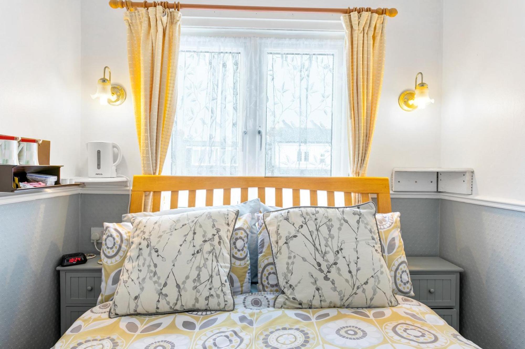 Jacaranda Hotel Пейнтън Екстериор снимка