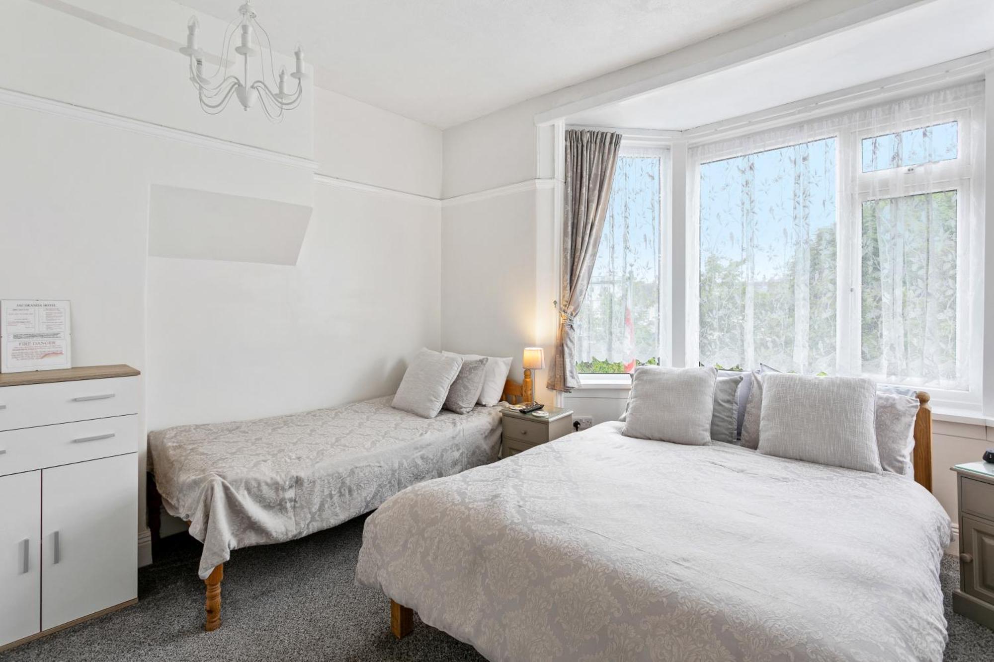 Jacaranda Hotel Пейнтън Екстериор снимка